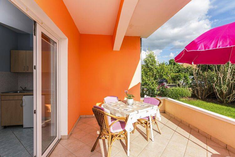 Apartment with pool, garden & barbecue — photo 2