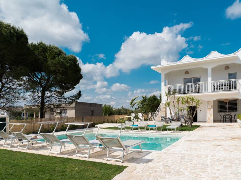Vacation home with barbecue, private pool & garden — photo 4