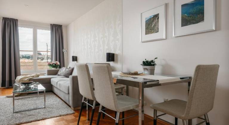 ROY 2BR Apt with Prague Castle View, Parking & AC by EasyBNB Premium — photo 3