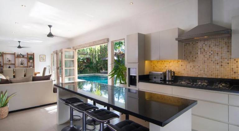 Villa with terrace, garden & private pool — photo 3