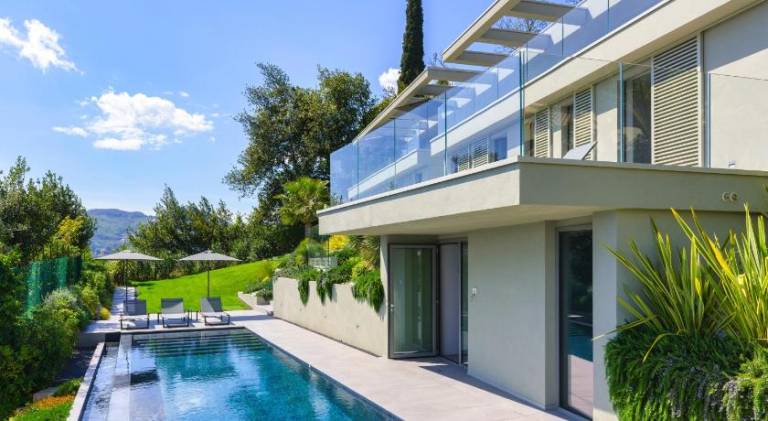 Villa with pool in Gardone Riviera