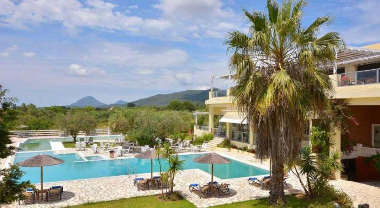 Villa with terrace, yard & pool — photo 3