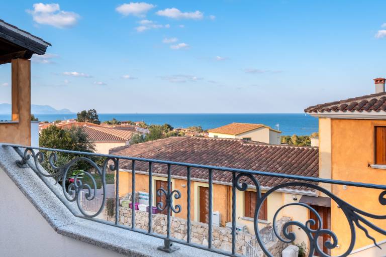 Holiday Apartment 'La Finestra sul Mare' with Sea View & Terrace in Budoni