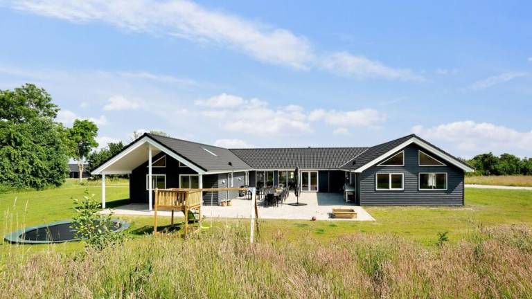 Vacation home with yard, jacuzzi & private pool — photo 2