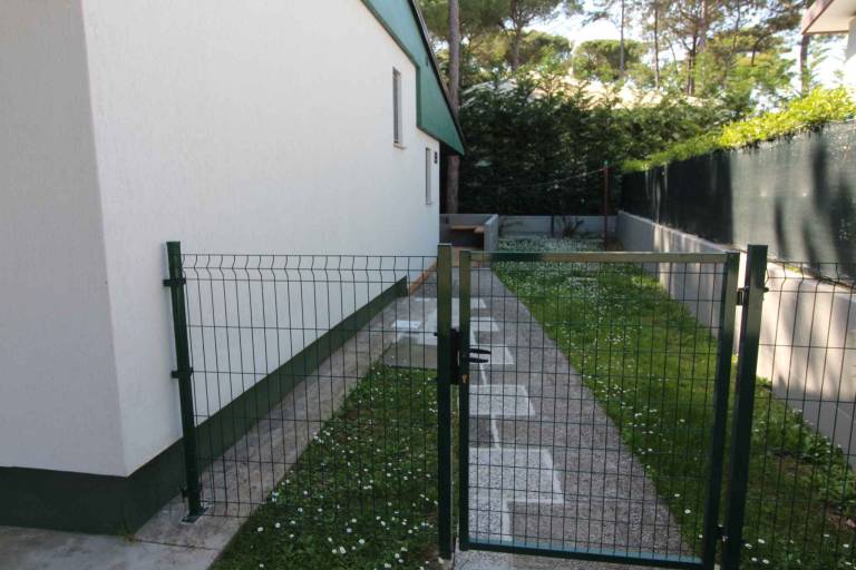Holiday apartment with yard & terrace — photo 3