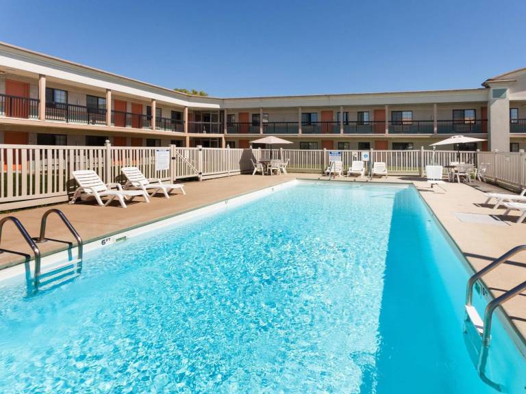 Days Inn & Suites by Wyndham Kokomo — photo 2