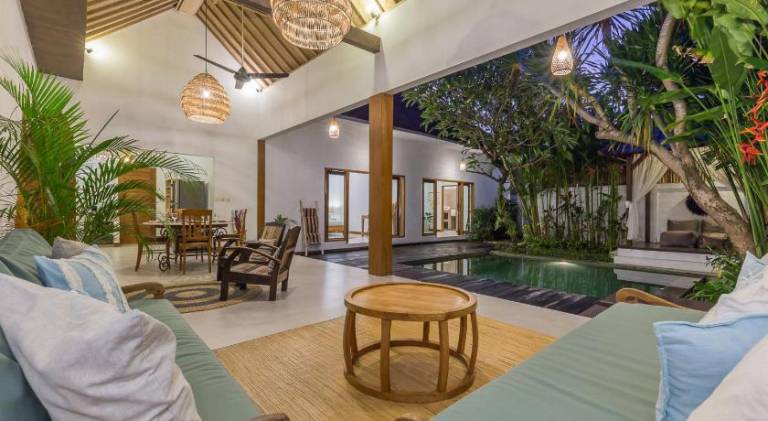 Villa with pool — photo 4