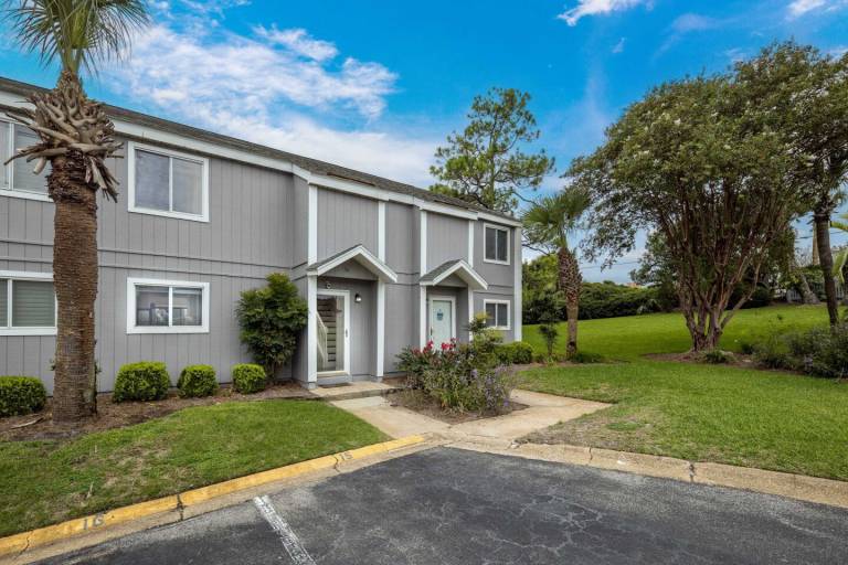 South Bay 16/ Pet Friendly/Short Walk to beach in Destin, FL