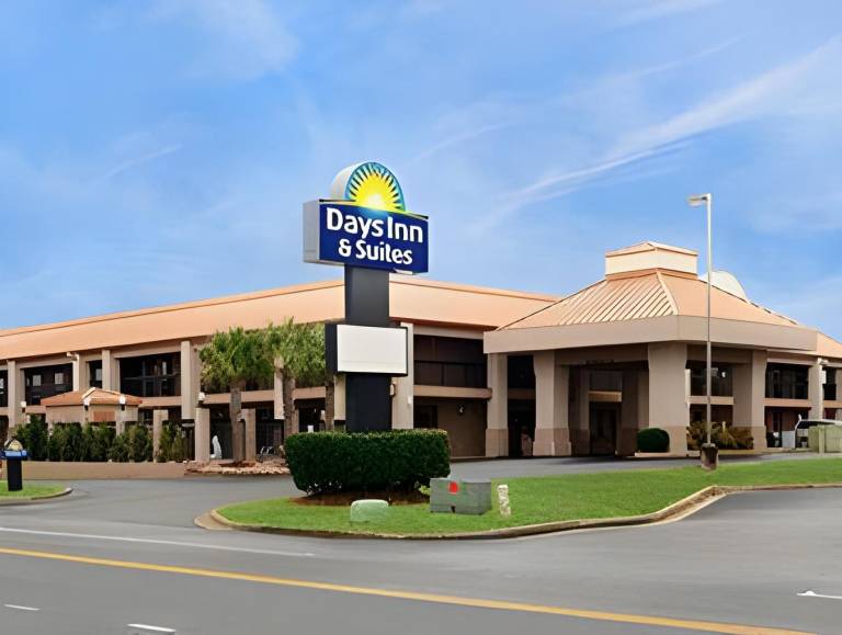 Quality Inn & Suites near Robins Air Force Base in Warner Robins, GA