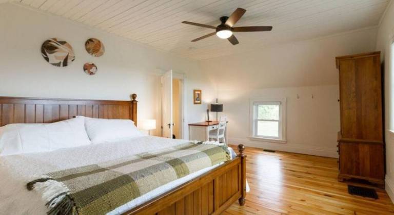 Waterfront with Hot Tub Joanie's Farmhouse — photo 2