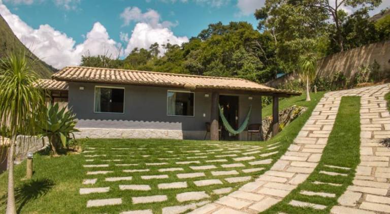 Lodge with pool, patio & yard — photo 4