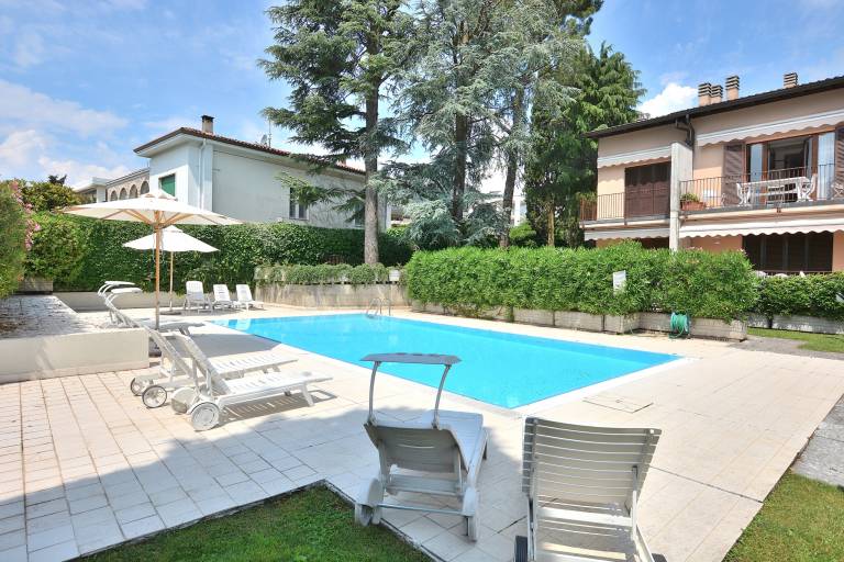 Fully equipped apartment with pool, patio & garden | Pets allowed — photo 2