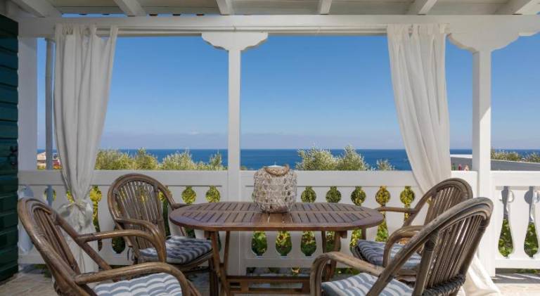 House with terrace, yard & private pool in Zakynthos