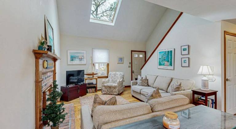Vacation home with yard — photo 2