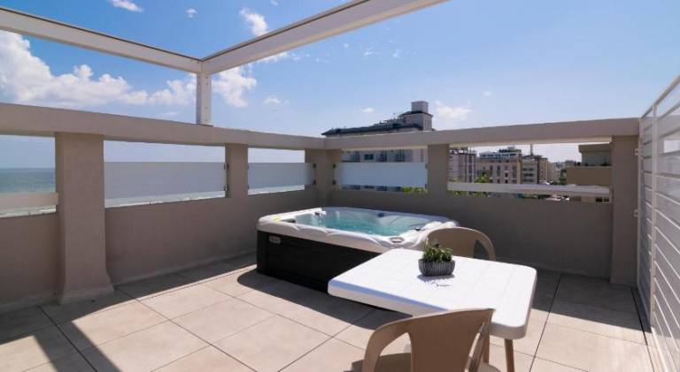 Serviced apartment with patio — photo 3