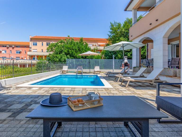 House with private pool, yard & patio | Pets allowed — photo 4