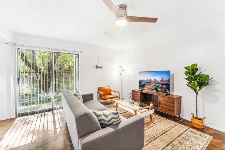 Prime SoCo charming 1BR king suite w pool parking