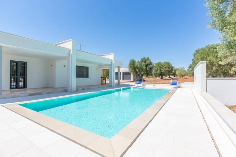 Villa with yard & private pool — photo 3