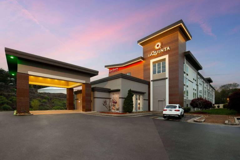 La Quinta Inn & Suites by Wyndham Knoxville Papermill in Knoxville, TN