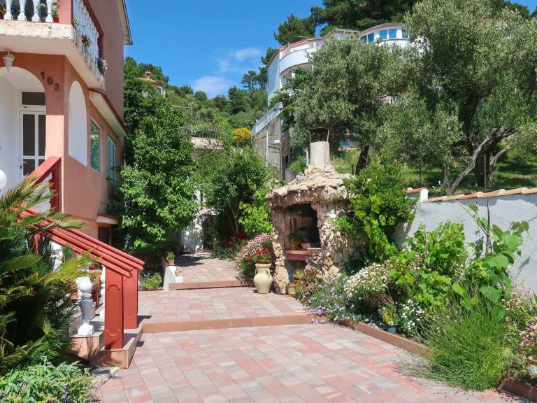 Holiday apartment with yard & grill — photo 2