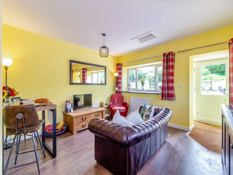 Family-oriented cottage with yard & hot tub | Pets allowed — photo 3