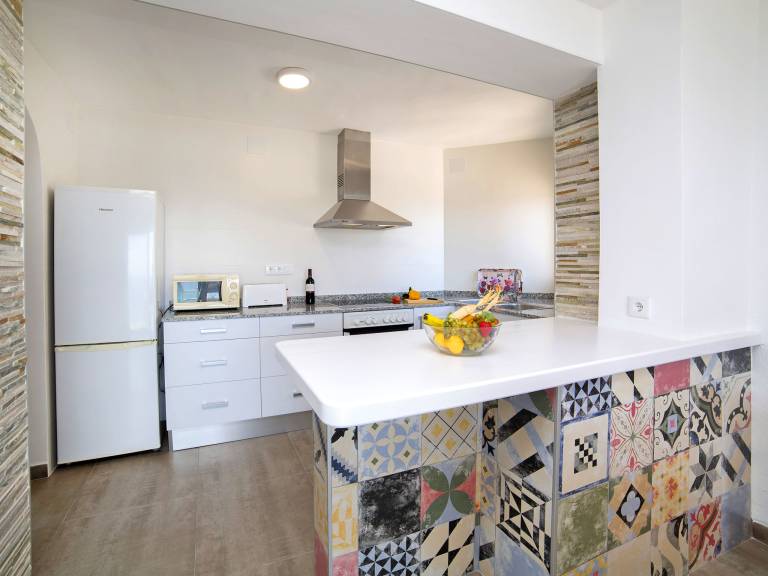 Family-oriented rental apartment with patio & garden | Sea view | Close to the beach | Pet-friendly — photo 3
