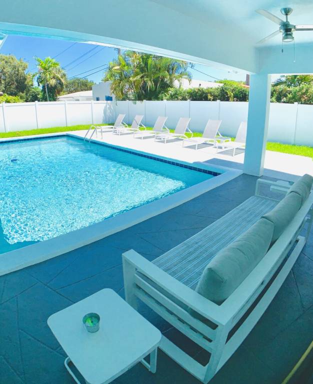 Vacation home with barbecue, private pool & patio — photo 3
