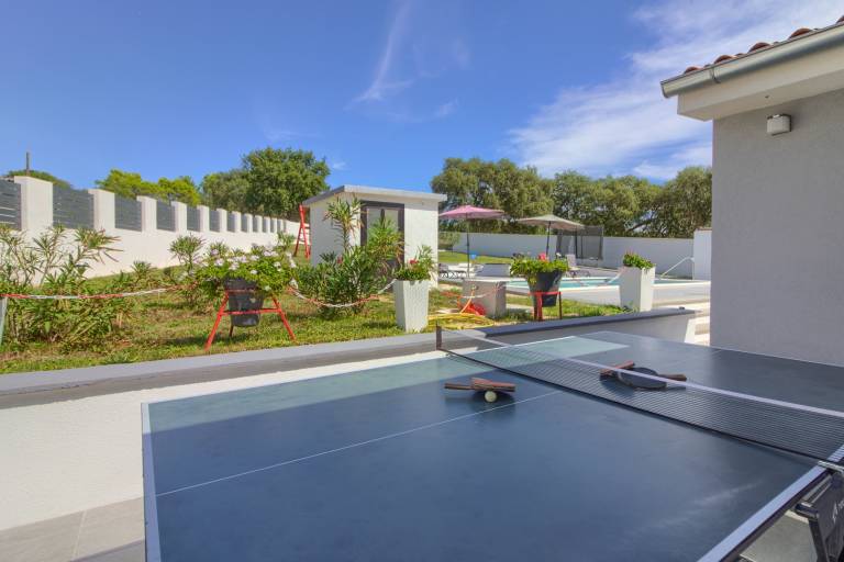 Villa with patio, barbeque & pool — photo 5