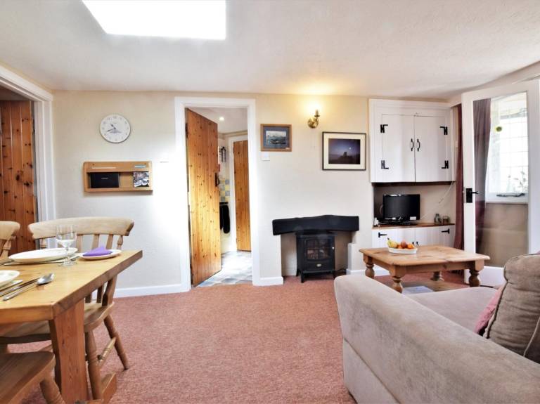 Cottage with terrace — photo 4