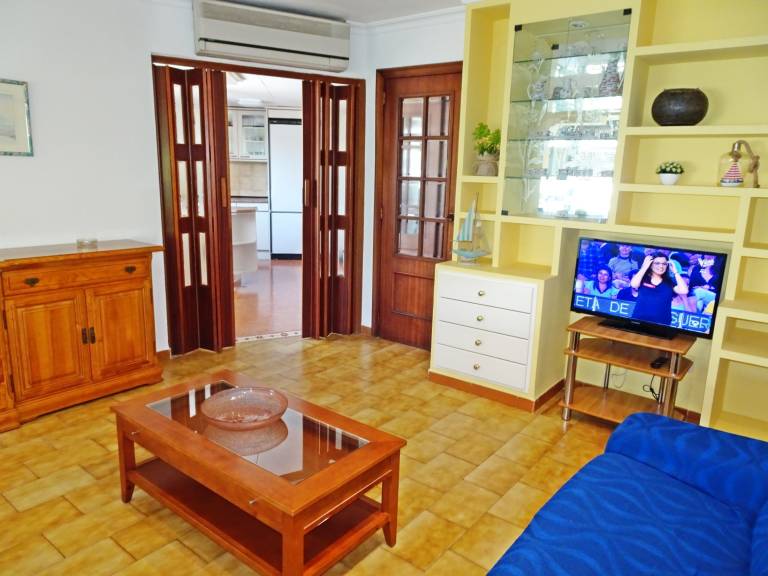 Holiday apartment with terrace, pool & garden — photo 3