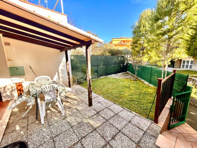 Holiday apartment with garden — photo 3