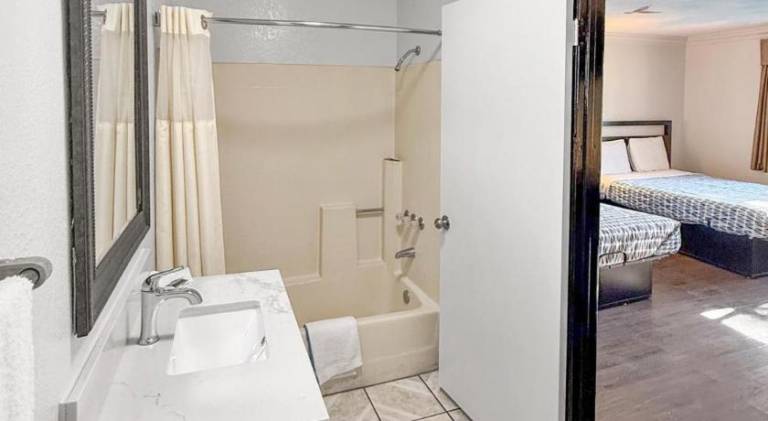 Super 7 Motel - Anaheim Packing District & Disneyland — photo 3