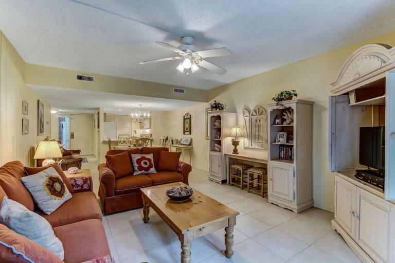 Condo with pool — photo 4