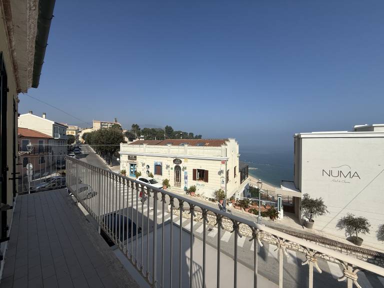 Apartment with patio | Sea view — photo 5
