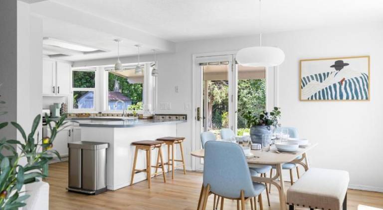 Stylish Renovation, Perfect for Families & Pets, Garage Parking, Sleeps 10 — photo 4