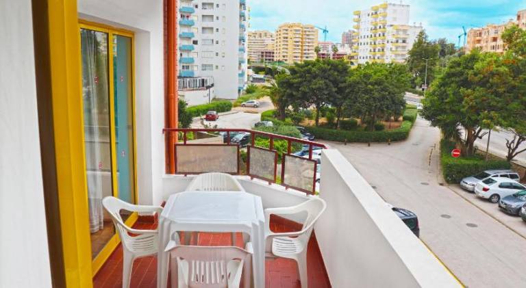 Apartment with patio, garden & barbecue | Beach nearby | Pets allowed in Portimão