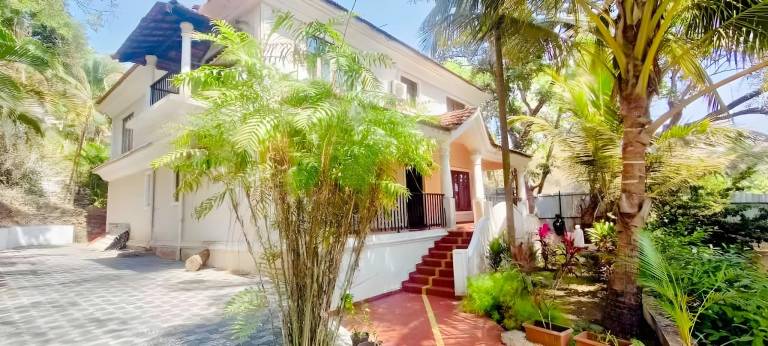 Waterfront Baga Beach Villa with Private Pool in Anjuna