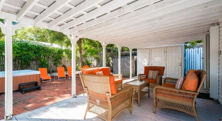 House with hot tub | Near Southernmost Point — photo 4