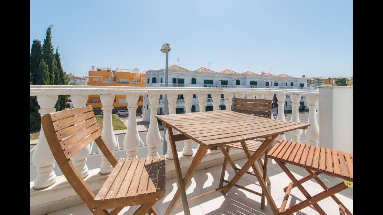 Cabanas T1 Apartment with Balcony & BBQ – 8min Walk to Beachfront — photo 4