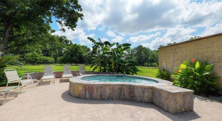 Apartment with jacuzzi — photo 4