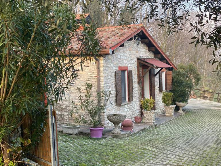 Chalet with garden, terrace & BBQ | Garden view in Vicenza
