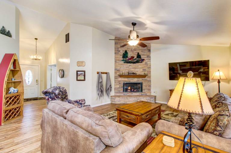 Winter Hikes & Ice Fishing Fun: Cozy Show Low Home — photo 5