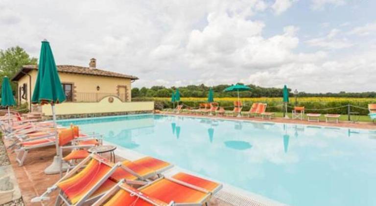 Pleasant house with pool, yard & barbeque | Pet-friendly — photo 3