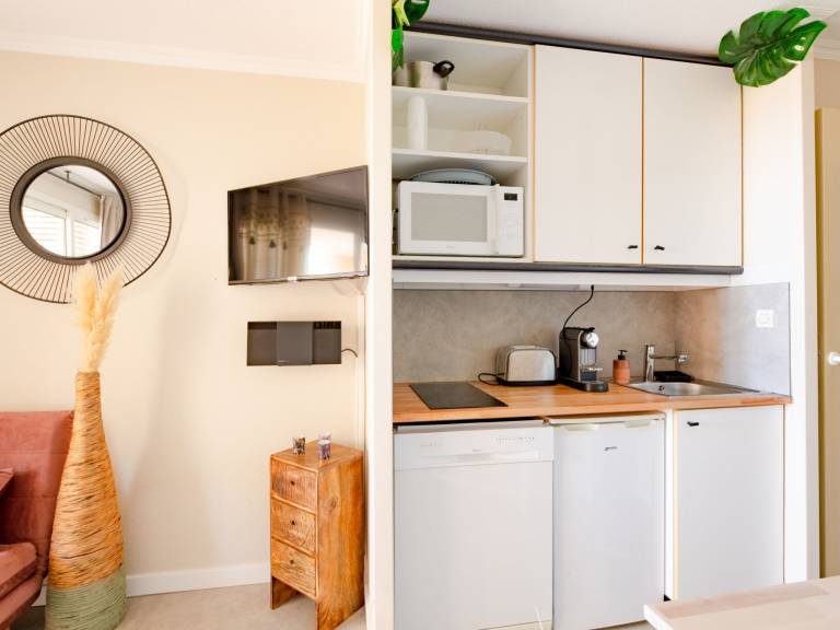Family-friendly rental apartment with garden, pool & patio | Sea view | Pets are welcome — photo 3