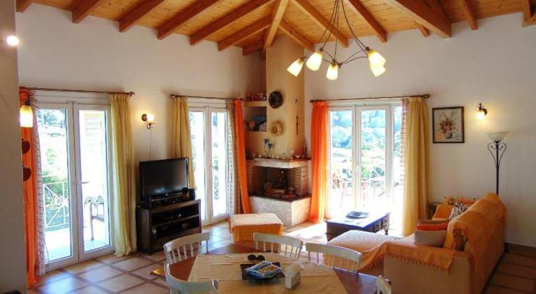 Fully equipped villa with hot tub, patio & grill | Perfect for remote work | Pets are welcome — photo 2