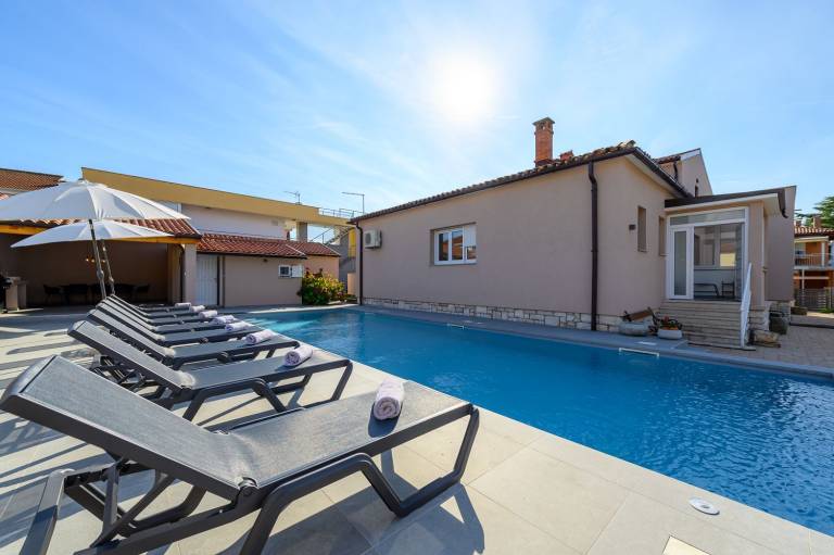 House with yard, private pool & terrace — photo 4