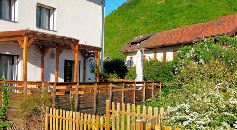 Au Ptit bonheur avec parking motos et velos et petit dejeuner inclus in Albertville