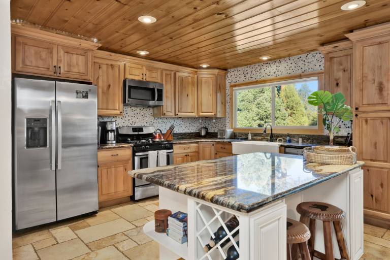 Family Fun Cabin Hot Tub, Game Room & Cozy Fireplace pet Friendly Retreat — photo 5