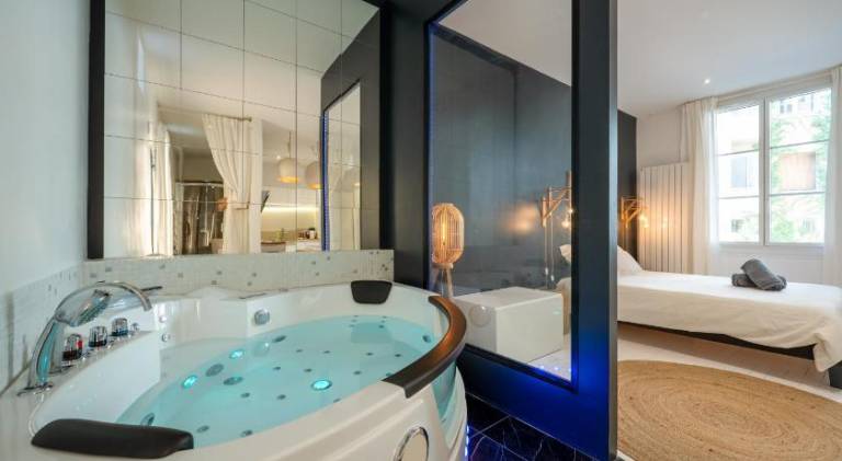 Holiday apartment with yard & jacuzzi — photo 2