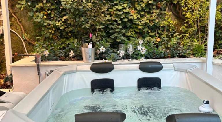 Holiday apartment with private pool, terrace & jacuzzi in La Spezia